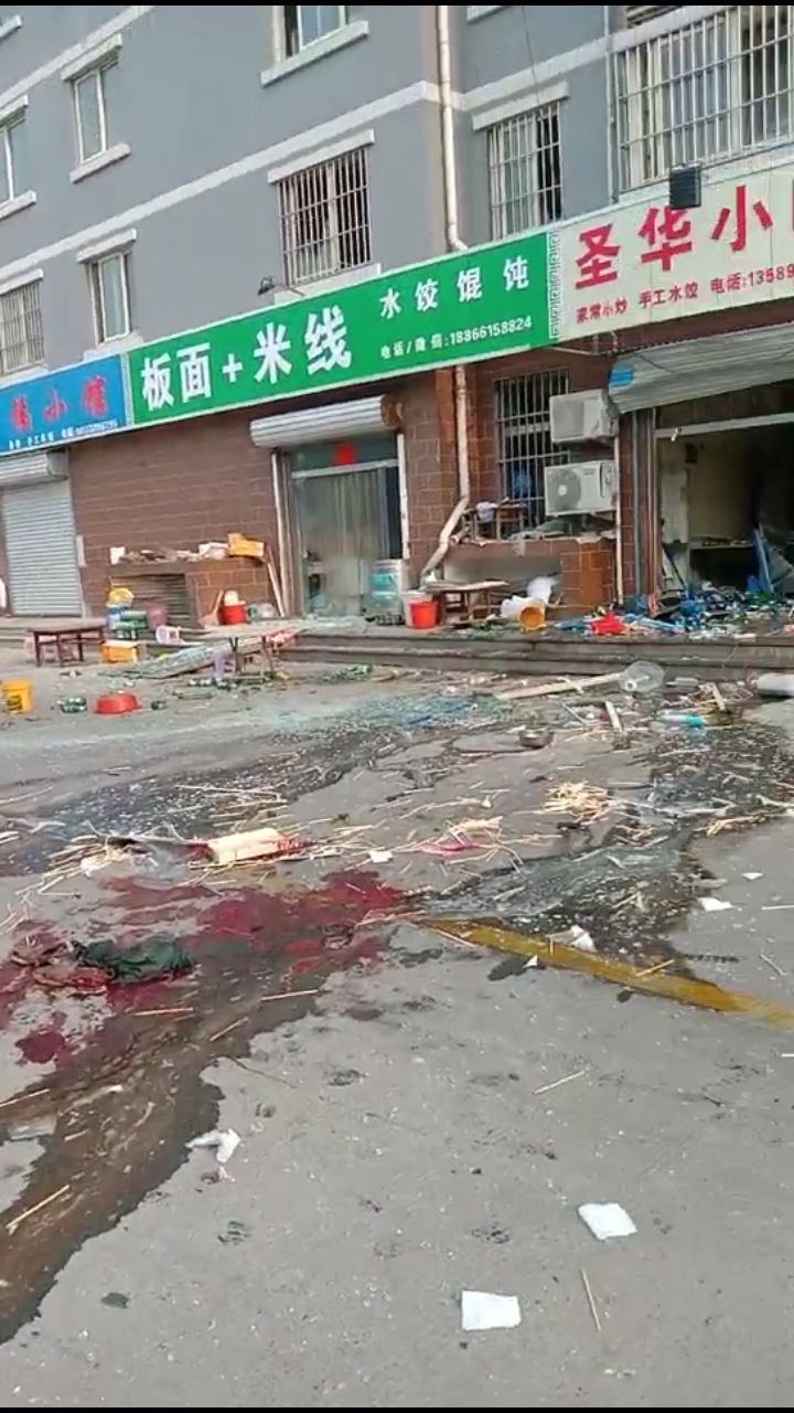 济南一小吃店爆炸,三楼玻璃被震碎,20多米外的树叶被烧焦