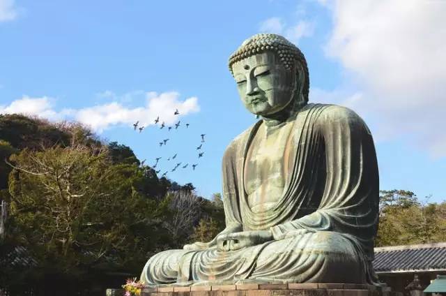 一尊被誉为国宝的巨大佛像被日本游客沾满口香糖,真是太可恶了