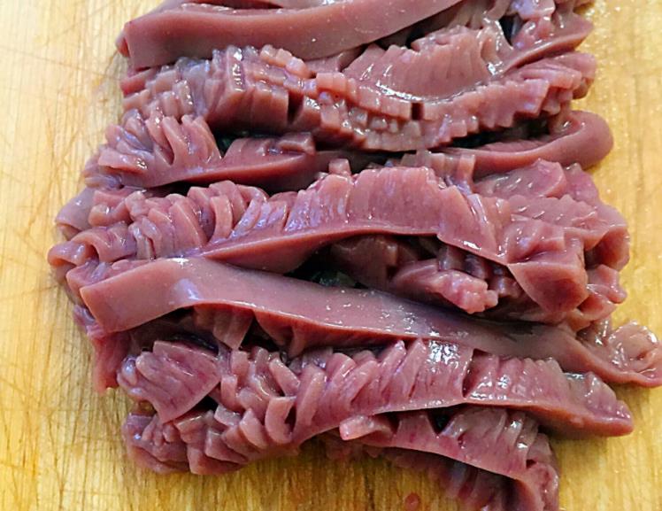 2,将腰子改花刀,先横切不要断开,再竖切,然后切成小段.