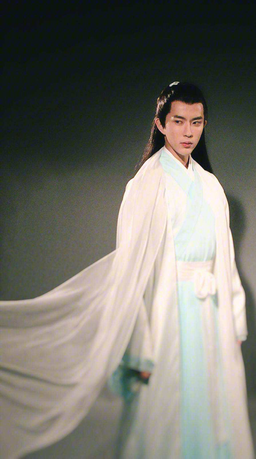 白衣少年朱一龙惹人疼,罗云熙可爱于朦胧小正经谁是你白衣的少年