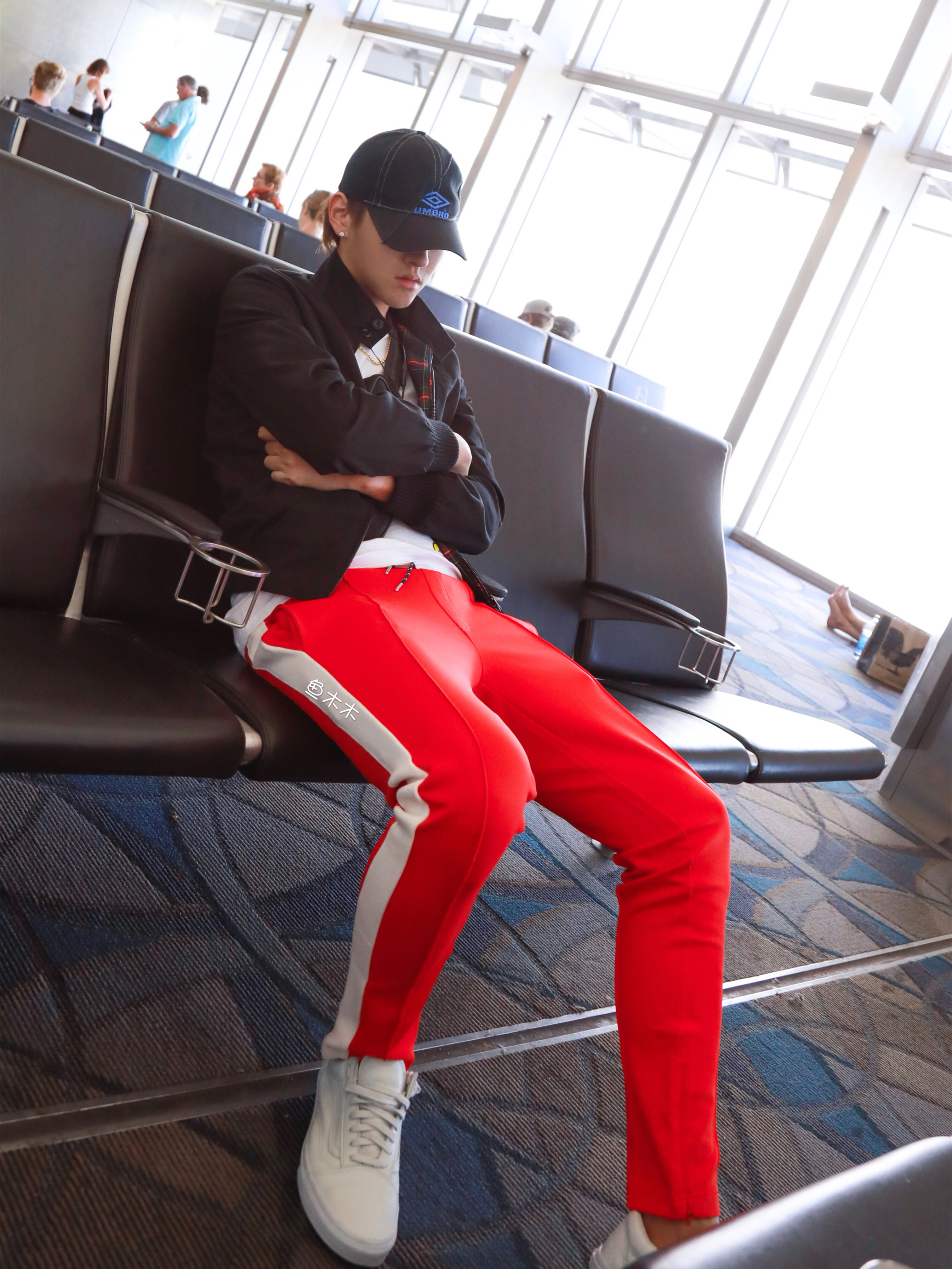 吴亦凡真会玩,红裤子配胸包太抢镜,居然再现机场大佬姿势!