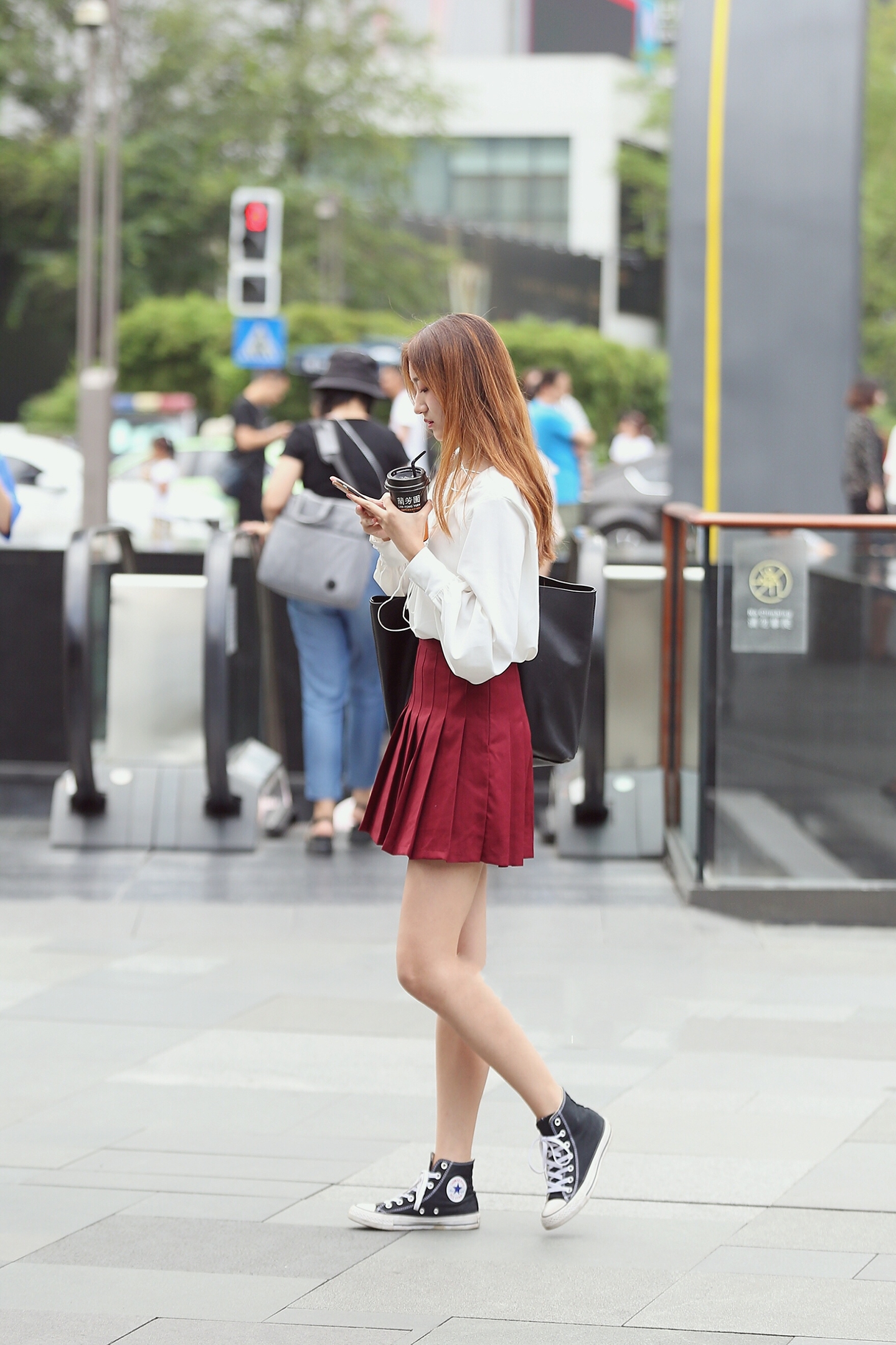 街拍:秋冬季,女生穿短裙却成最靓丽的风景,性感迷人太养眼