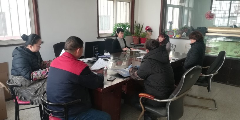 一家帽子工厂的生产会议