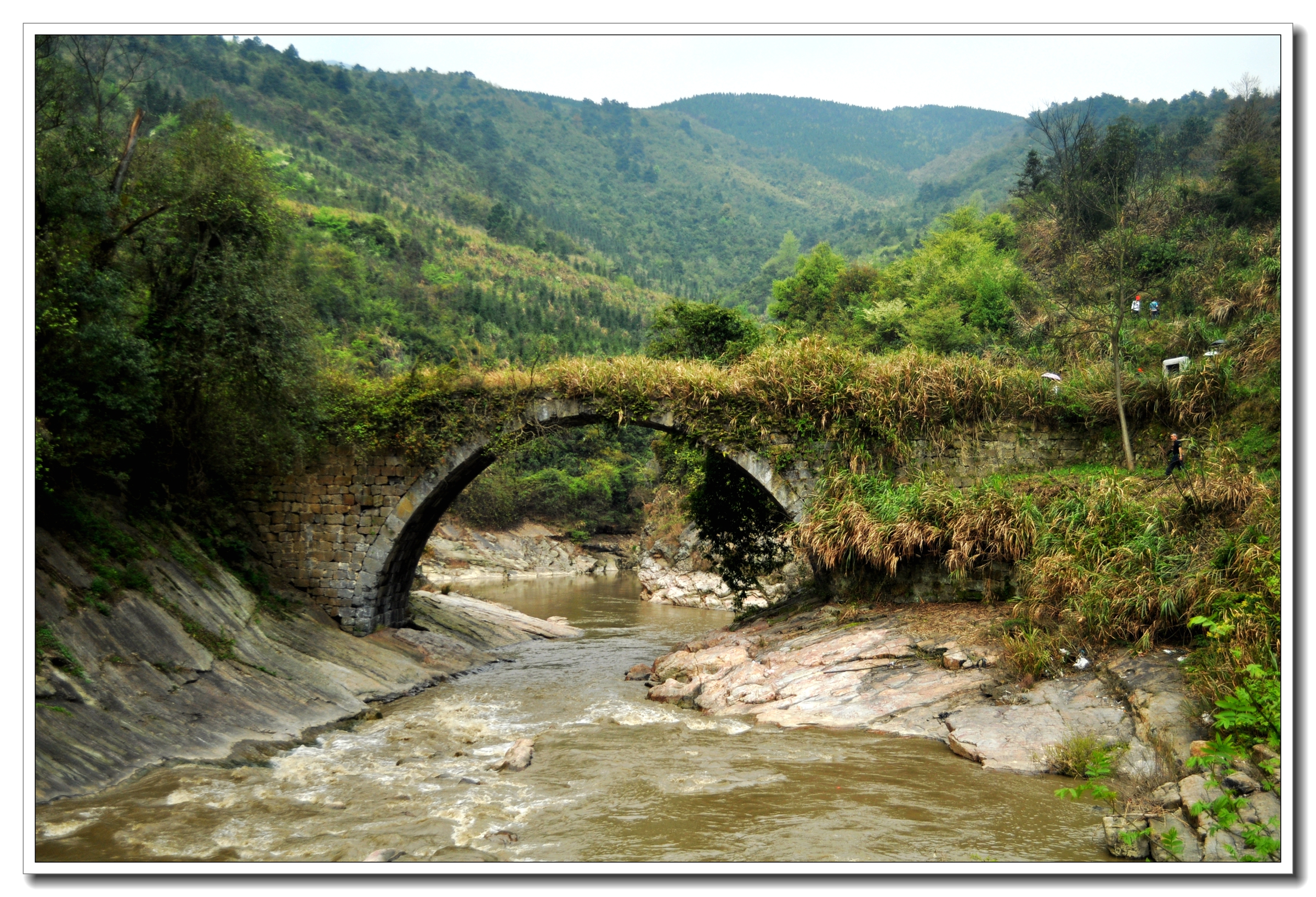 由于万年桥属露天桥,行人爬山越岭后,却无处休憩,就在这时,当地人