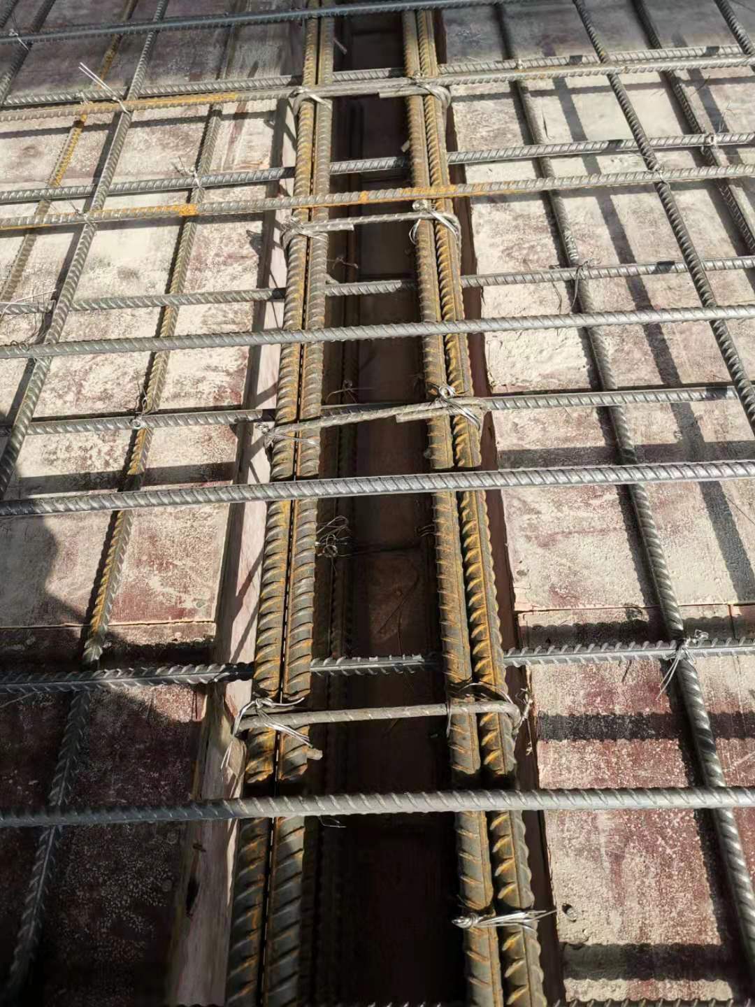 受力筋 受力筋是在整个钢筋连接结构中承担各个钢筋之间拉力的作用的.