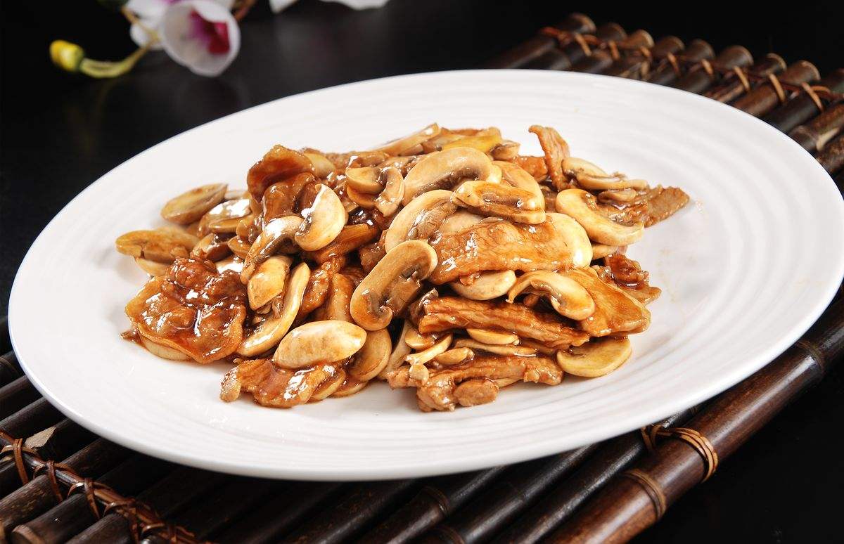 食用方法:可与培根,午餐肉,咸菜,毛肚,油菜合炒,也可放入肉类中煲汤