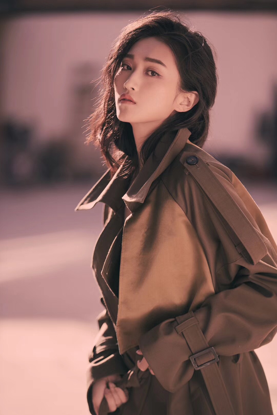 女演员王艺霏,深棕风衣,性感干练,气质时尚写真