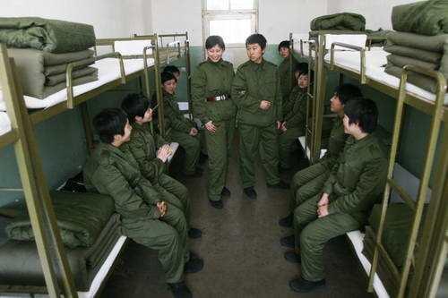 都是女兵,但与中国军人相比:美女兵宿舍,看起来不是用来睡觉的