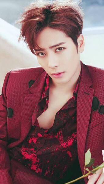 王嘉尔的爸爸是前中国著名剑客及前港队总教练王锐基,妈妈则是中国队