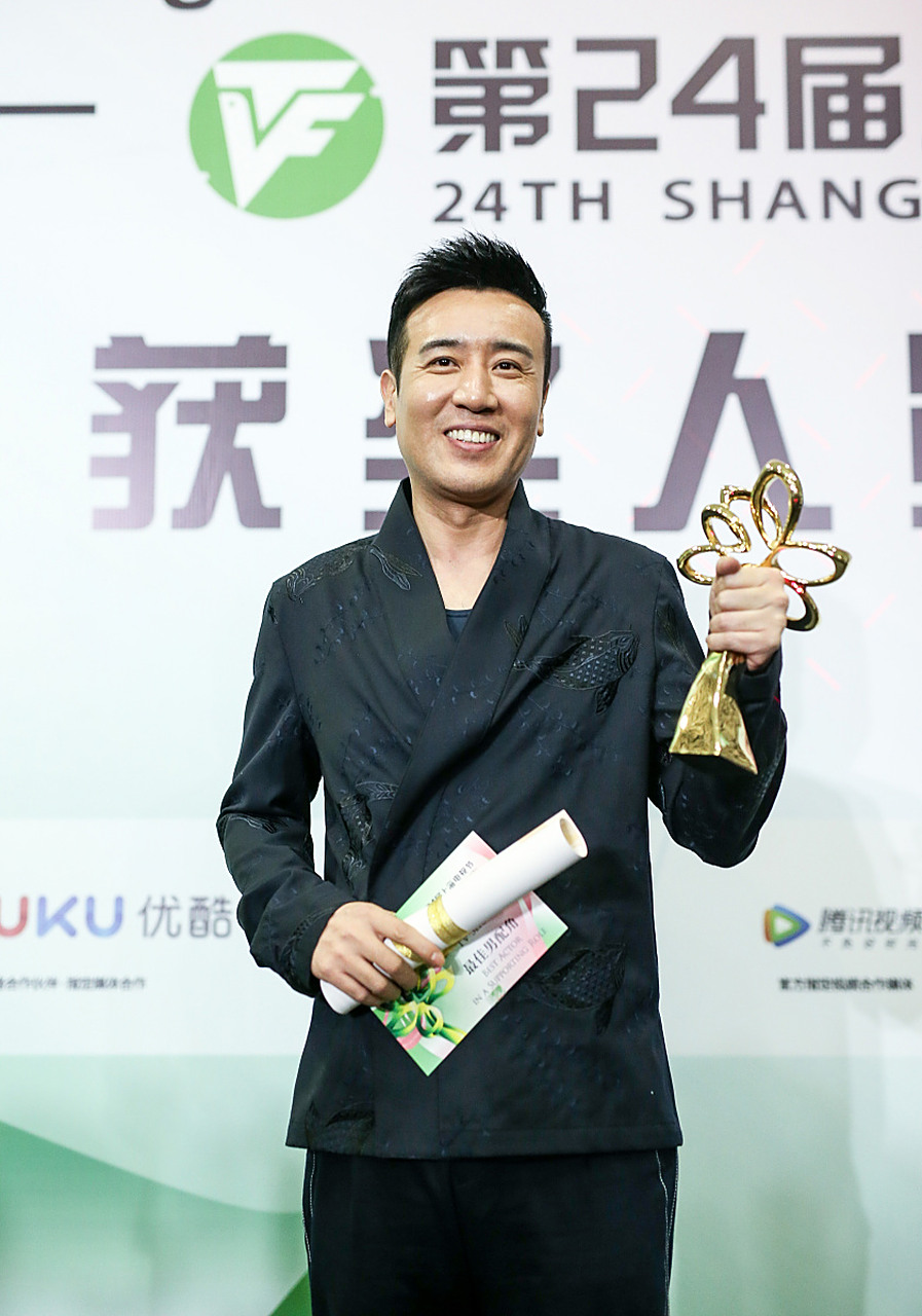 演员于和伟以一则特别的自拍帖子在社交平台上引发了热议.