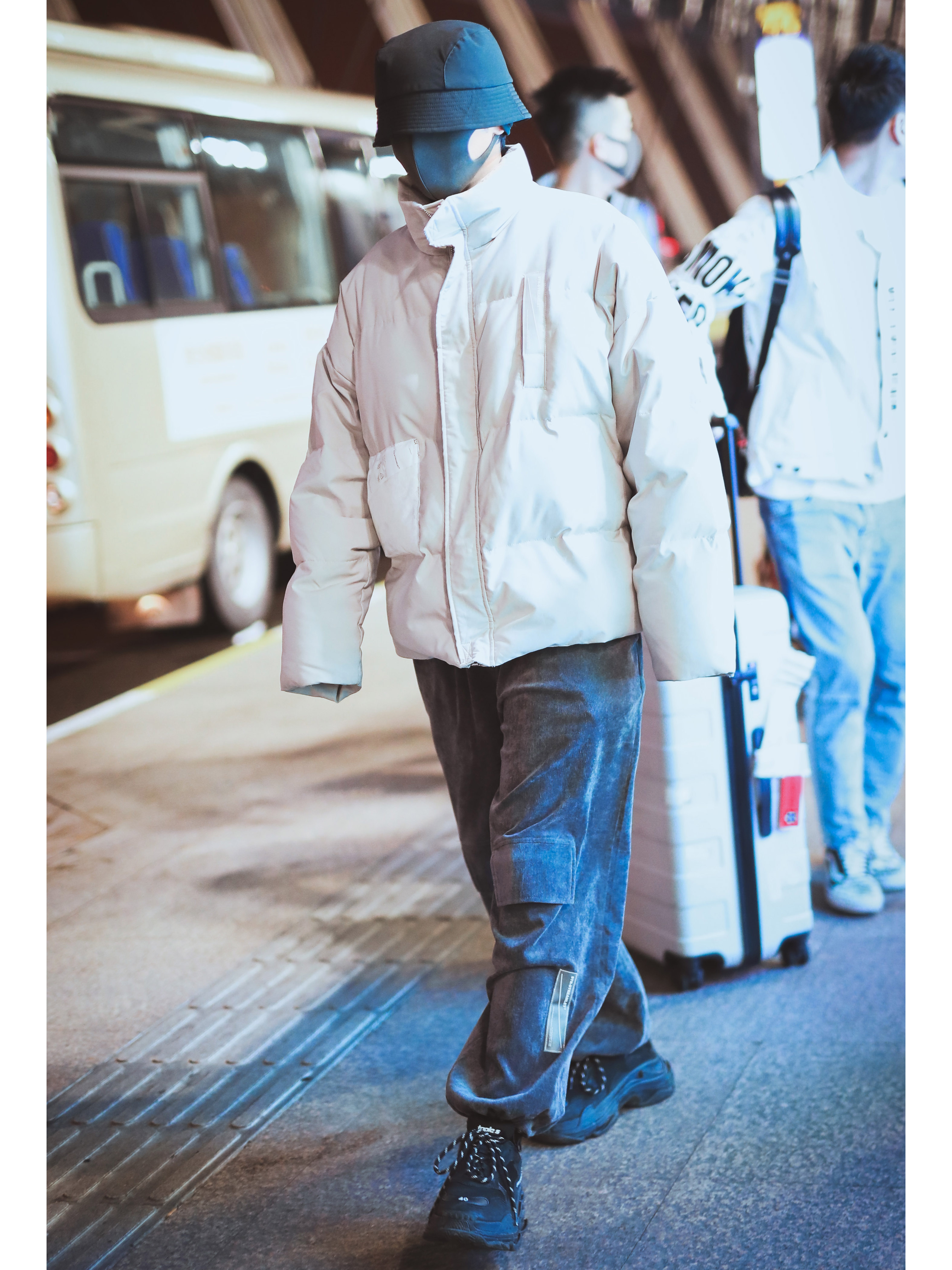 华晨宇机场穿成"小香菇",阔腿裤配运动鞋,真的只有172cm?