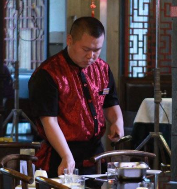 岳云鹏开餐馆取名"海碗居",网友戏称:这是报恩呢还是报仇呢?