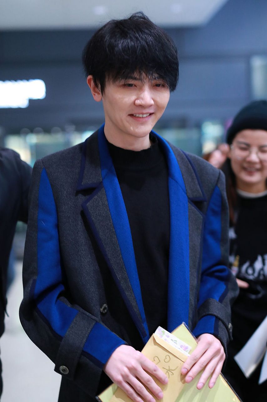 刘端端的机场照片,和《庆余年》中二皇子的形象,差距有一点点大啊!