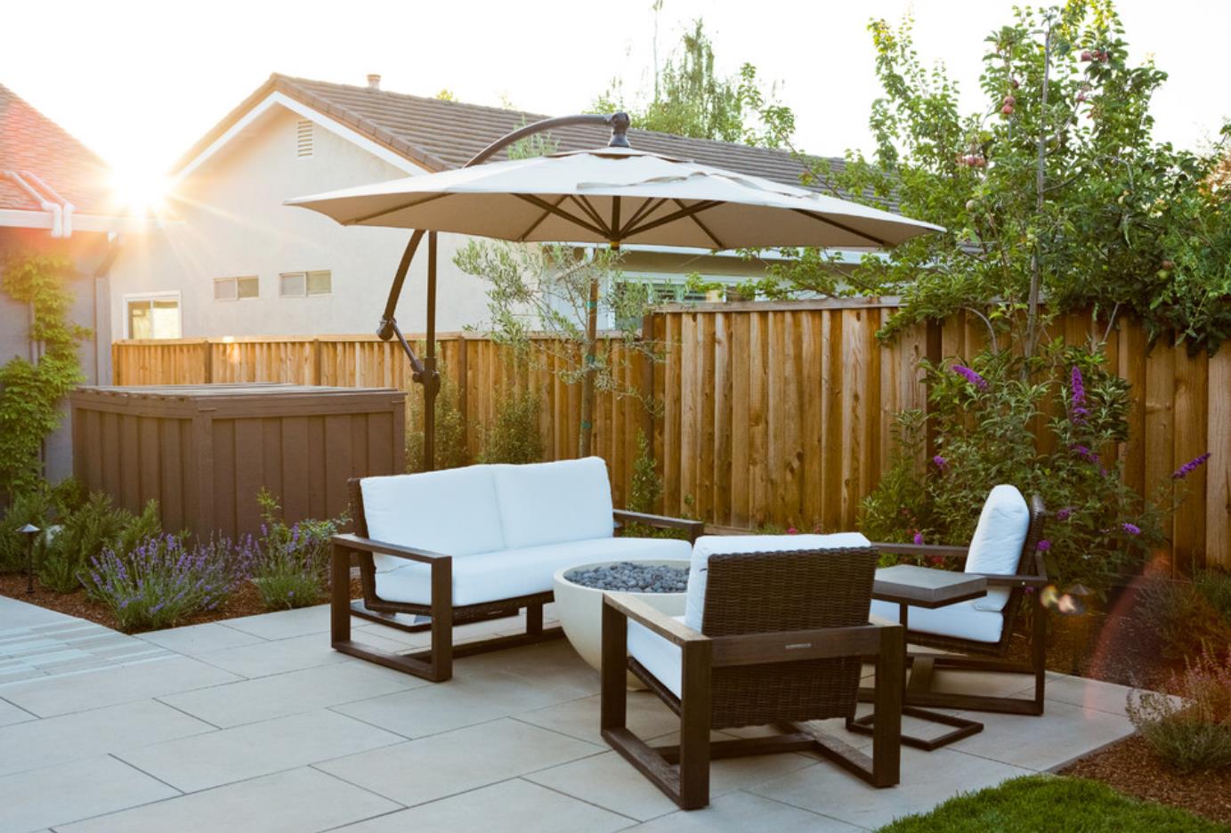 太阳伞下的户外休闲区 转载自百家号作者:趣屋日记