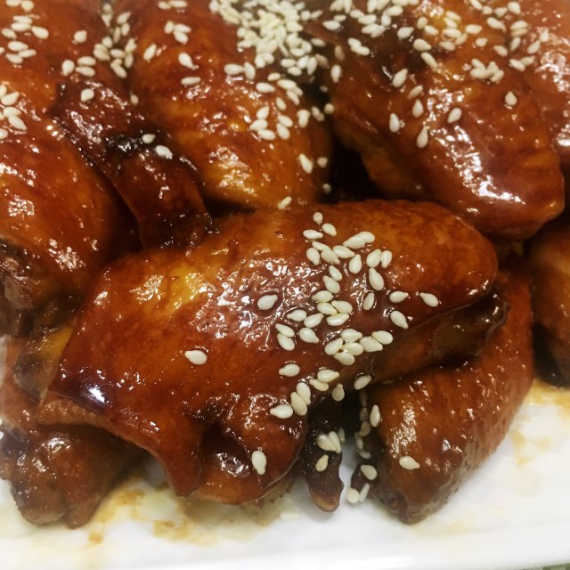 酱油鸡翅,没想到味道比可乐鸡翅更胜一筹,美味浓郁,又嫩又滑一极棒