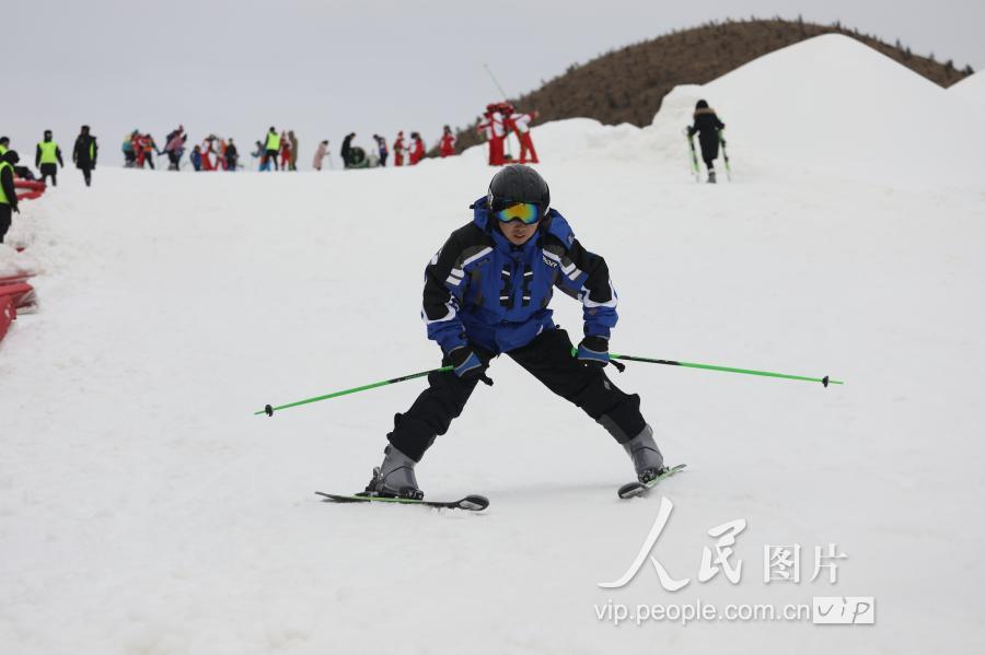 2019年1月21日,滑雪爱好者在广西桂林市全州县天湖滑雪场滑雪.