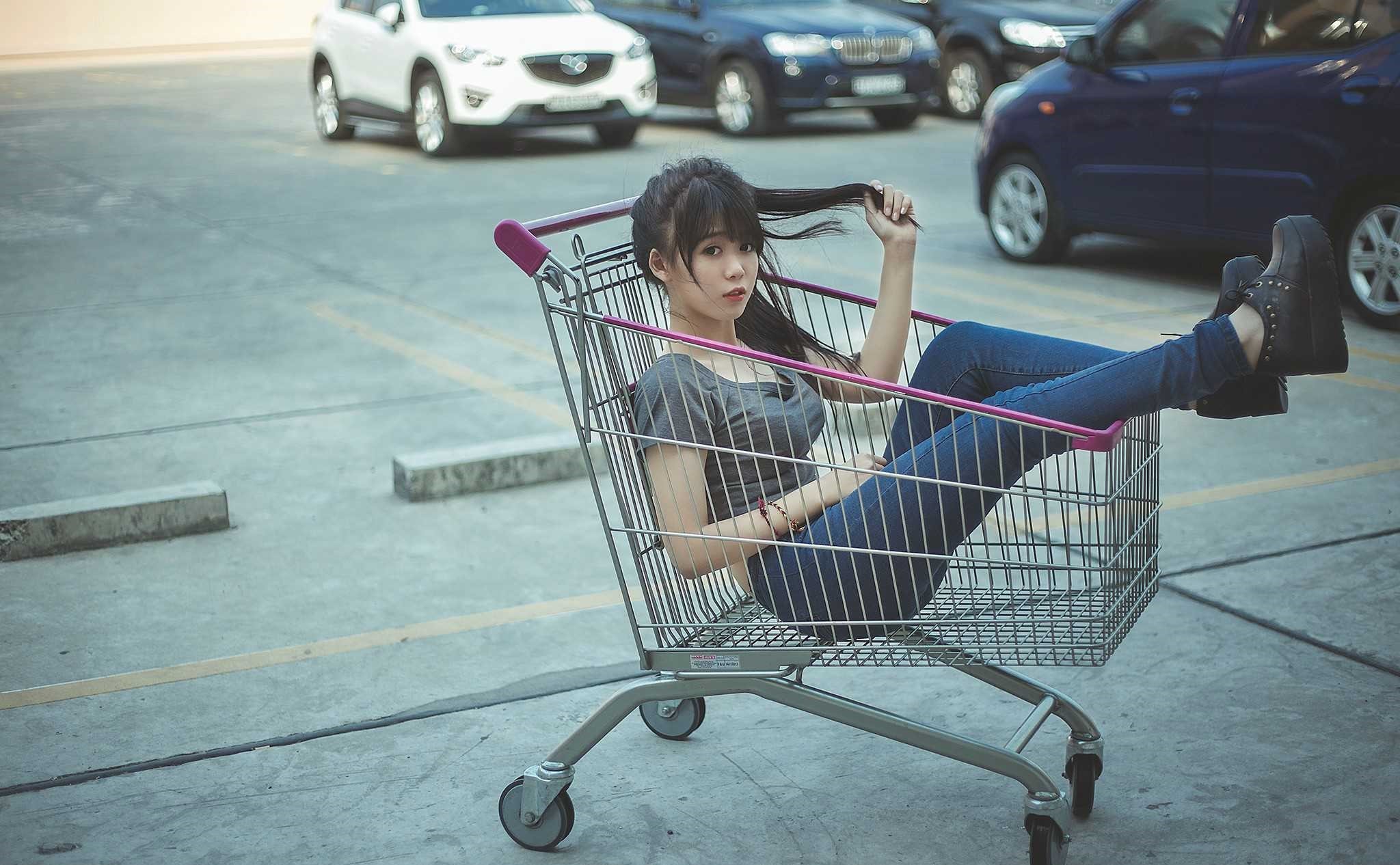 人像摄影:逛超市的漂亮女孩