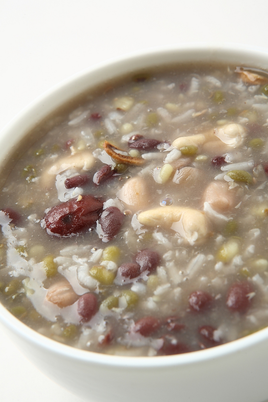 在北京,腊八粥通常会加入一些当地特色的食材,如糯米,核桃,葡萄干等