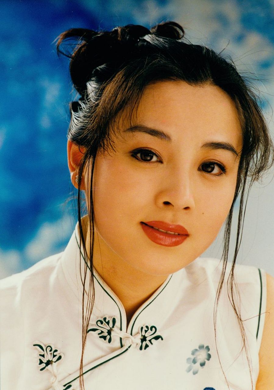 当年,英宁向刚生下女儿不久的妻子赵明明提出离婚,赵