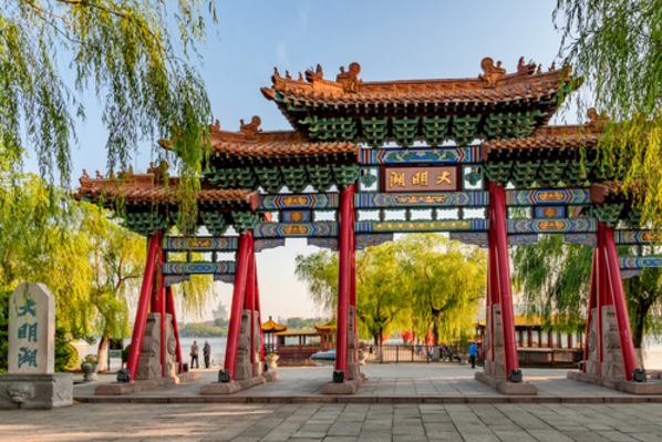 济南一座美丽的泉城,旅游景点非常的多,大明湖的美景不能错过