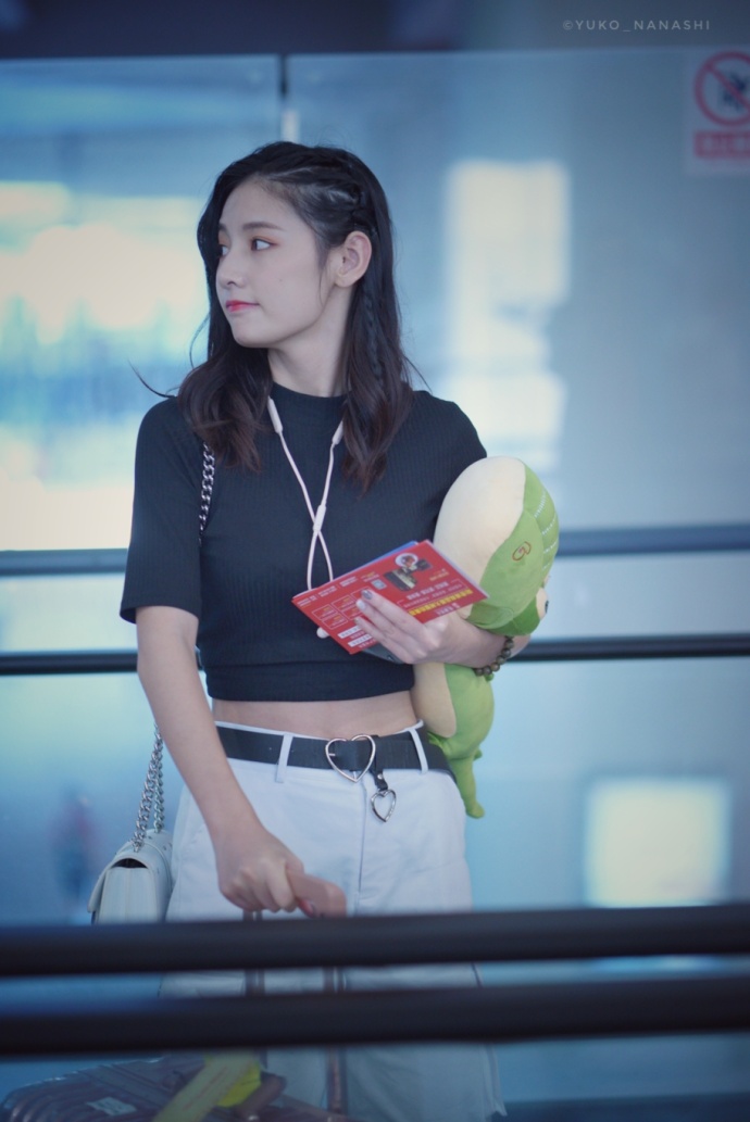 赵粤穿黑紧身衣搭配白休闲裤现身机场,皮肤白皙嘟嘴卖萌好可爱!