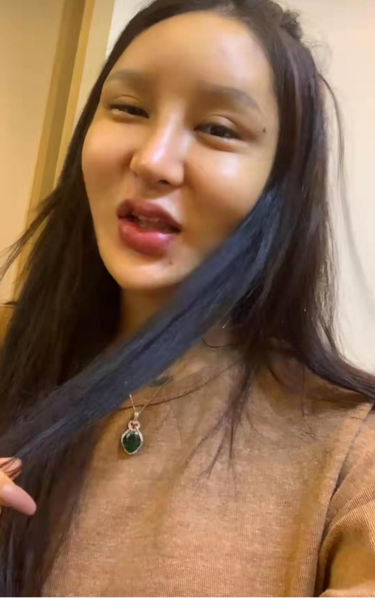 桃花宝宝6年花近百万整容,这长相亲妈也认不出,佩服她的勇气