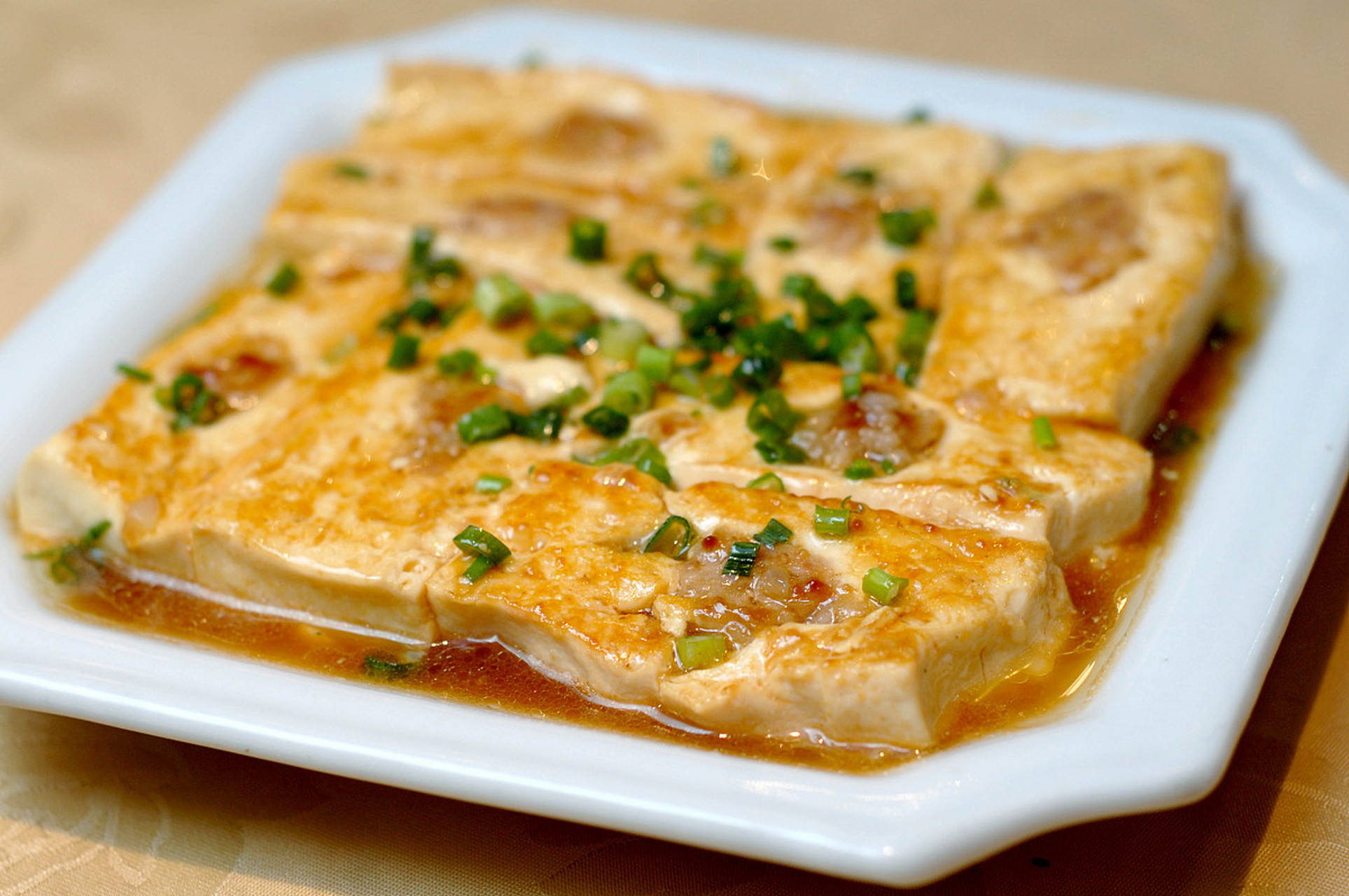 大家好,欢迎来到壮乡美食课堂,今天教大家如何制作香喷喷的豆腐,简单