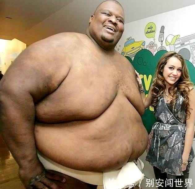 830斤相扑选手亚伯勒妻子回忆交往感受,直言:睡觉时压力很大