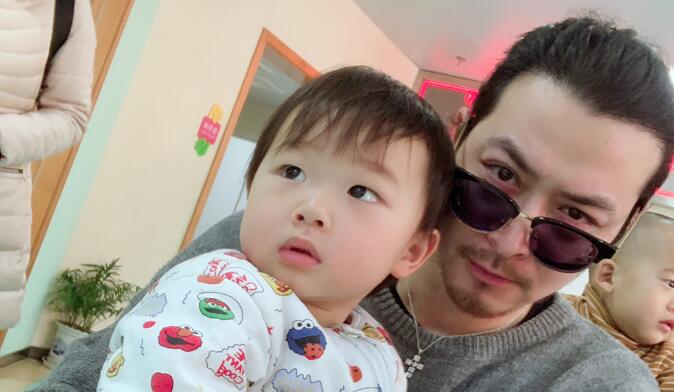 演过铠甲勇士,上非诚勿扰全场亮灯,牵手女神后,今现状令人艳羡