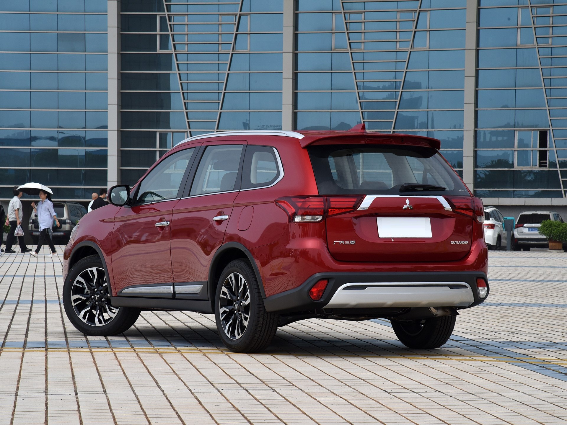 三菱最火七座suv改款,无奈只改中网,土内饰依旧保留,没诚意