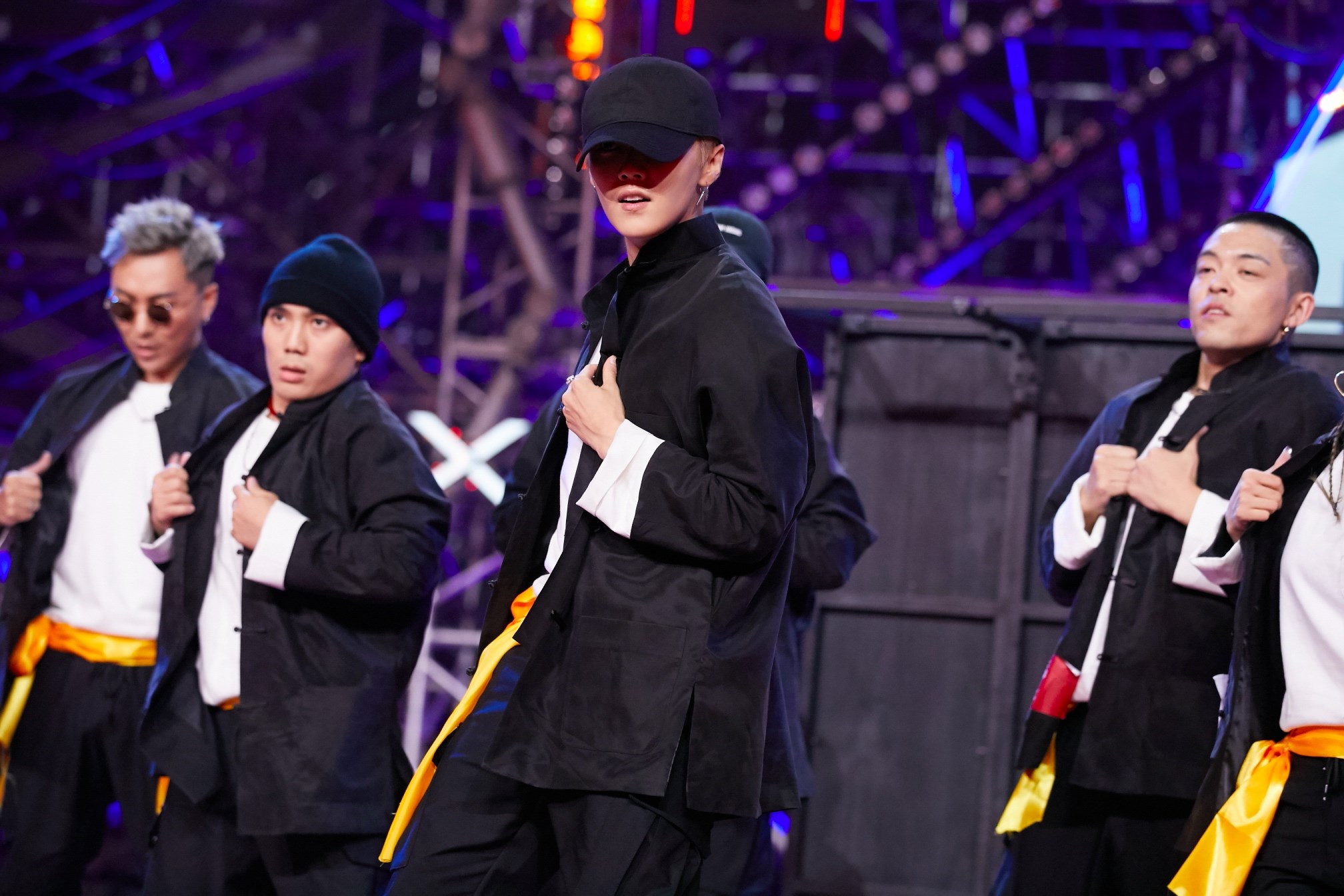 鹿晗率钢王战队夺冠 功夫舞燃炸《热血街舞团》冠军之夜