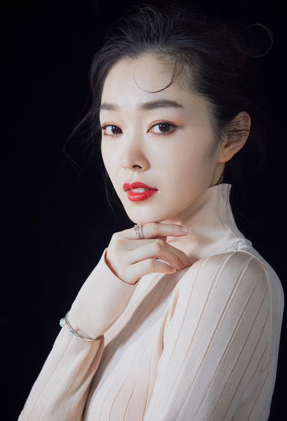 宋轶是有着个人魅力的女演员,清新纯美的外型,深受观众喜爱