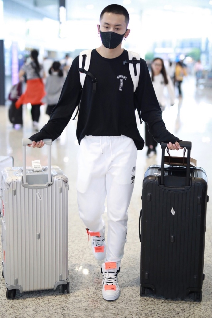 张哲瀚可真勇敢,这么短的寸头都敢剪,但却意外被"鞋子"抢了镜