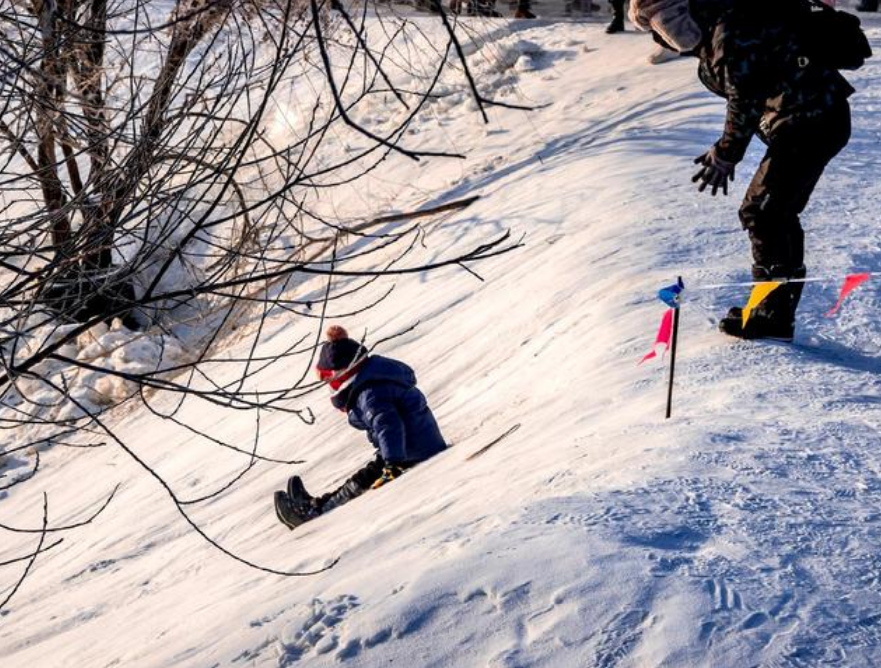 打哧溜滑只有在东北才能见到,这是充满野性的户外活动,原始而天真,这