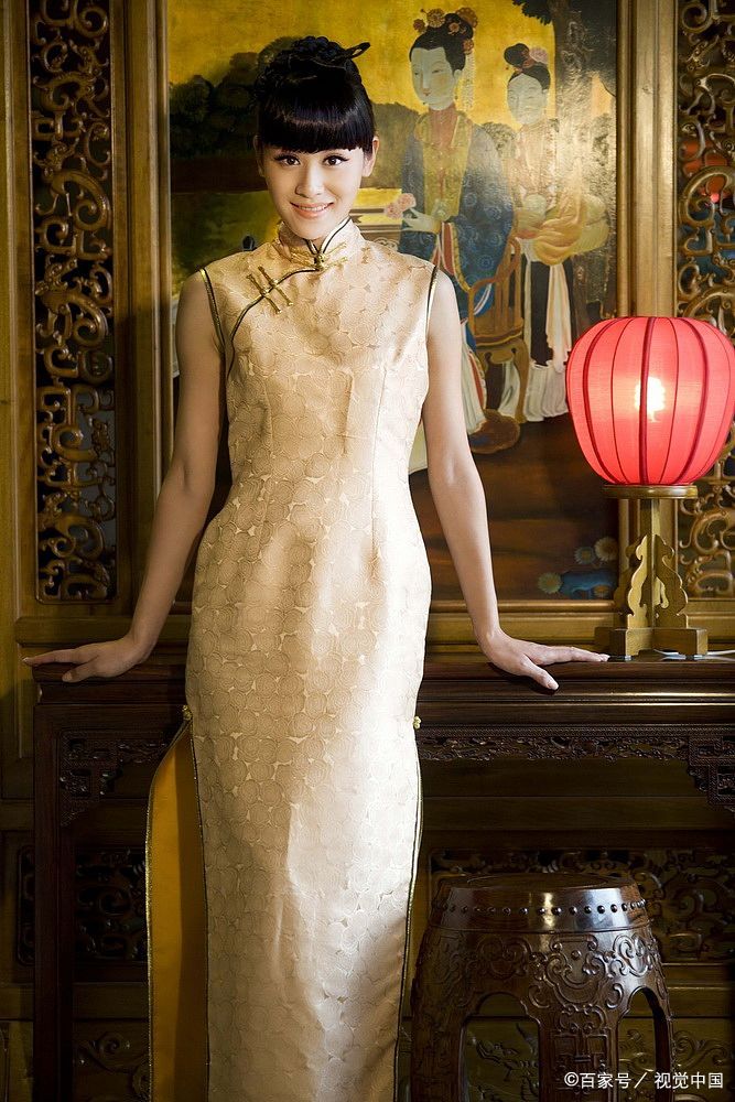 绢纺,杭罗,电力纺等质地柔软轻薄的真丝织物是夏季旗袍的最佳面料