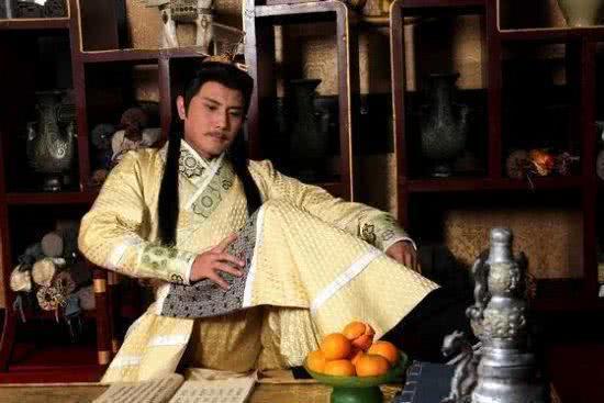 堂堂亲王殿下,纳了两个又老又丑的小妾,因此得到万里江山