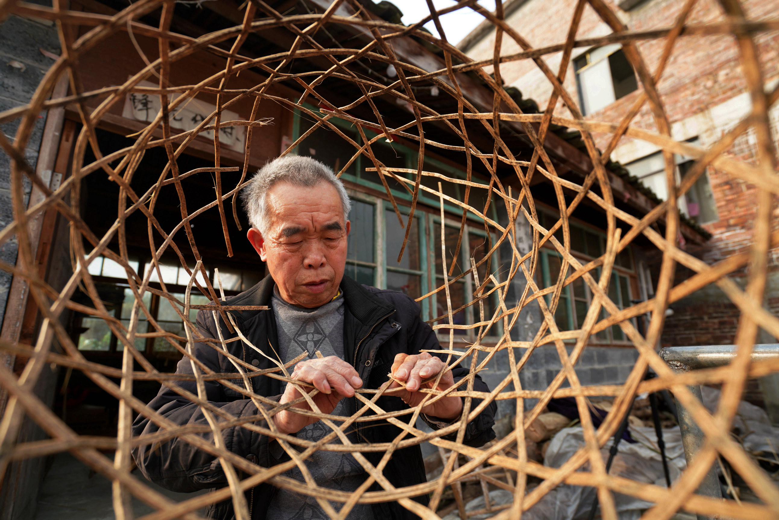 广西龙胜:扎龙灯 迎新春