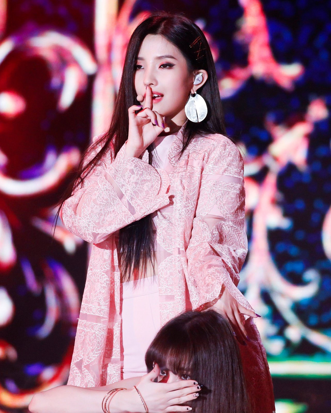 全昭妍粉色打歌服获好评,和"暗黑系女孩"说再见