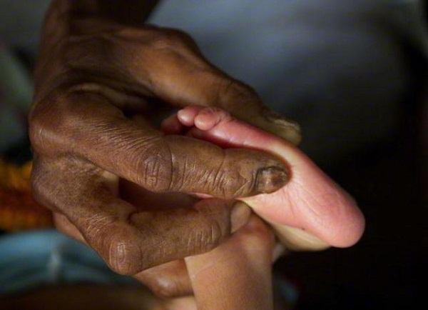 最"独特"的原始部落:男女以赤裸为美,生孩子方式与众不同