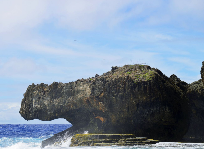 塞班岛 「军舰岛」是一座位于塞班岛西侧外海的小岛 仿佛一颗跳出海面