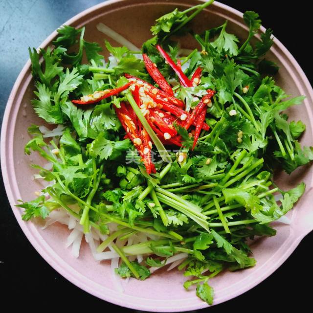 香菜拌白萝卜丝,酸辣可口,夏季必备的清爽小菜