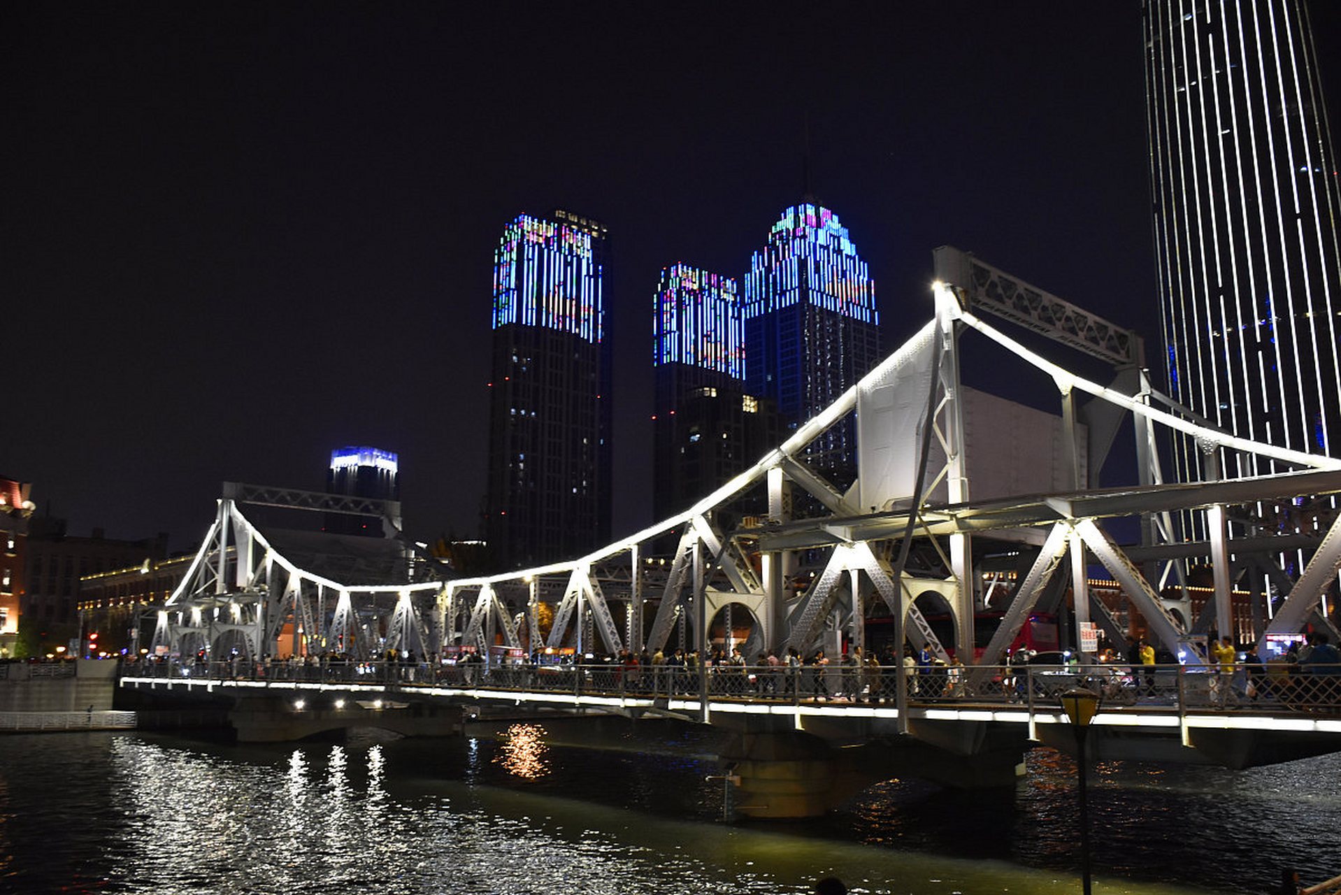 天津之眼摩天轮 位于红桥区的天津之眼摩天轮是城市的标志性景点