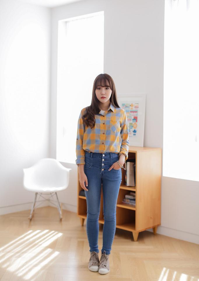 室内拍摄: 穿搭格子衬衣牛仔裤的小妹妹, 圆润可爱