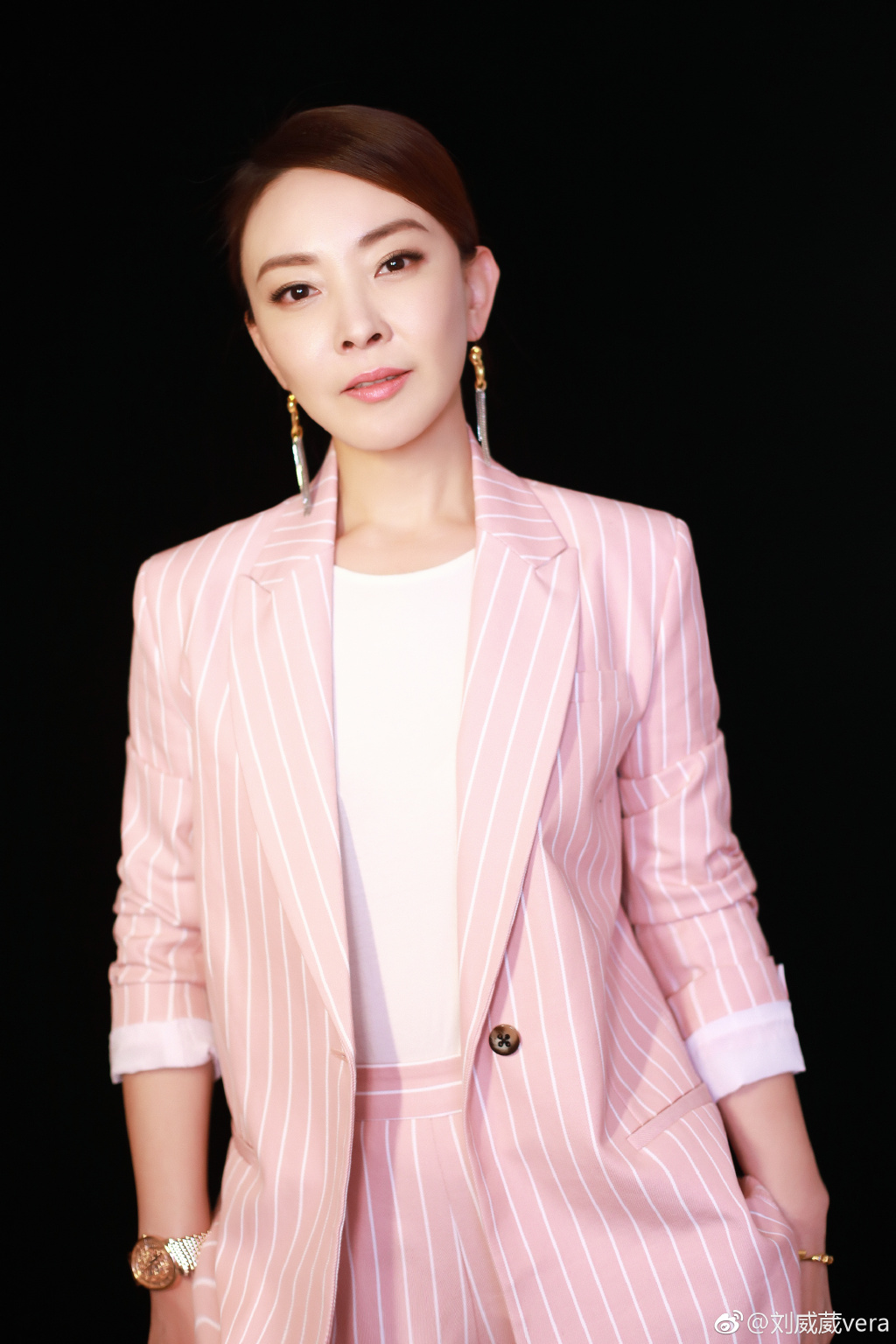 逆流而上的你:霸气女总攻高大上的穿搭可盐可甜!耳环更是超酷!