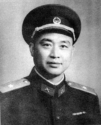 他是八路军名气很大的排长,后在昆明军区任司令,军衔却仅是大校