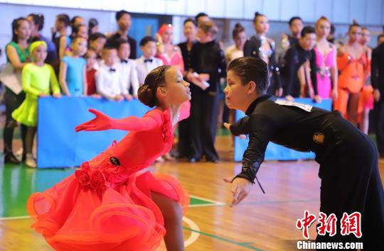 中俄两国850余名选手在绥芬河展开"舞林争霸"