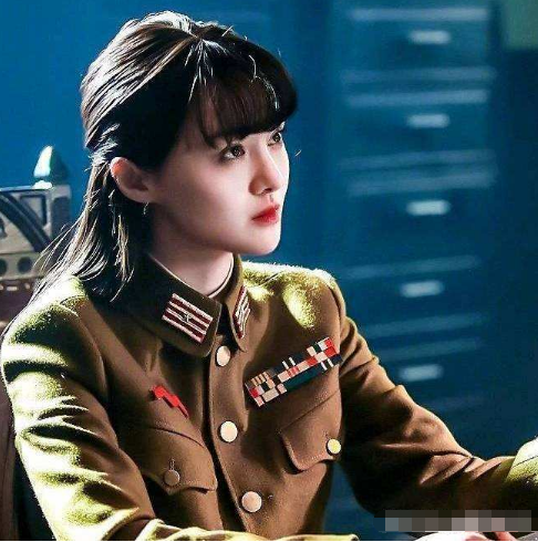 天不怕地不怕,就怕郑爽化浓妆,穿上军装的她瞬间惊艳全场!