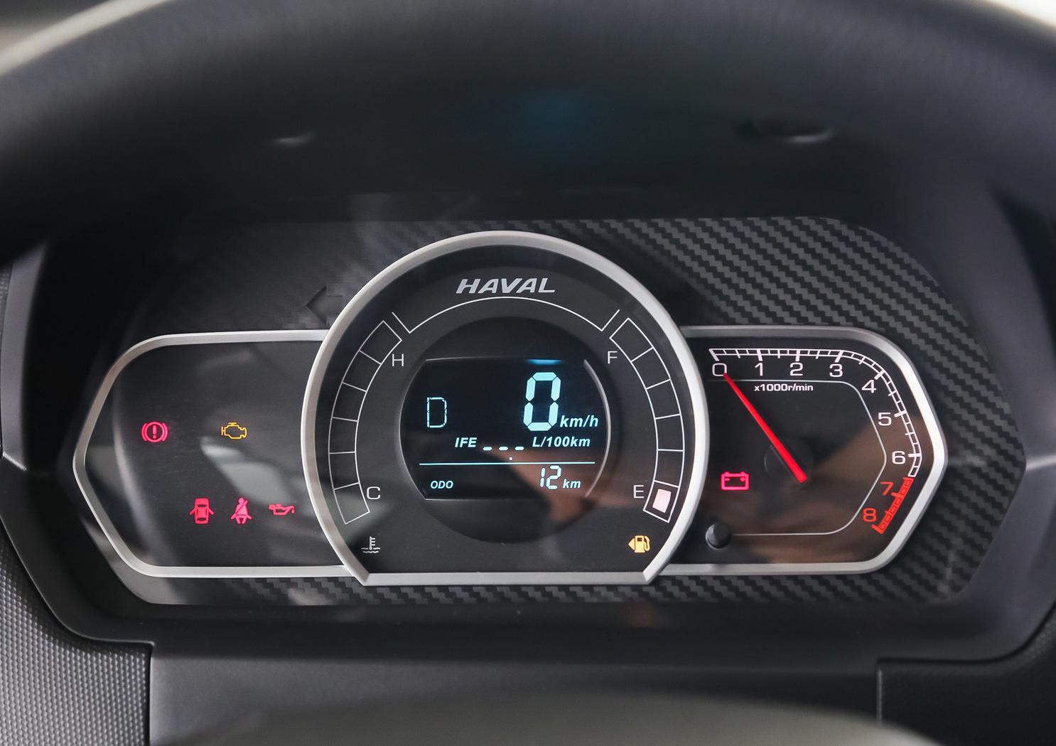 《哈弗h1》仪表盘采用了其家族化设计风格,仪表盘可以说绝对让人满意