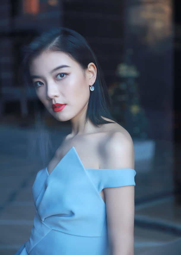 雅玫的气质也非常出众,很有女王范儿