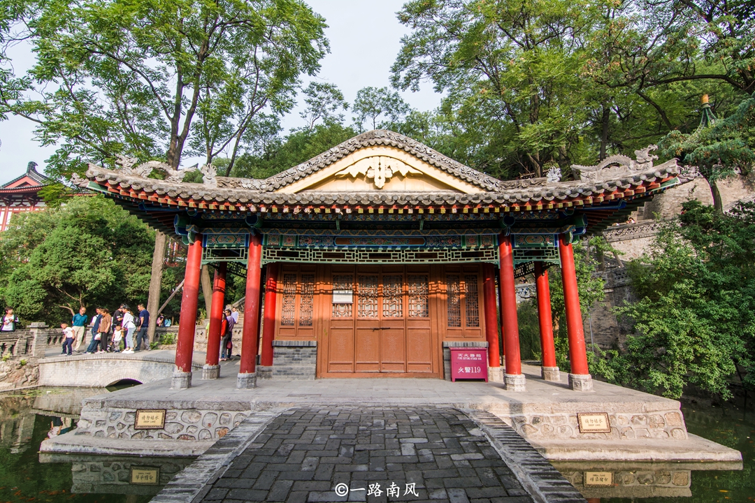 五间厅虽然为清朝末年所建造,却古风浓郁,富有皇家园林的风韵.